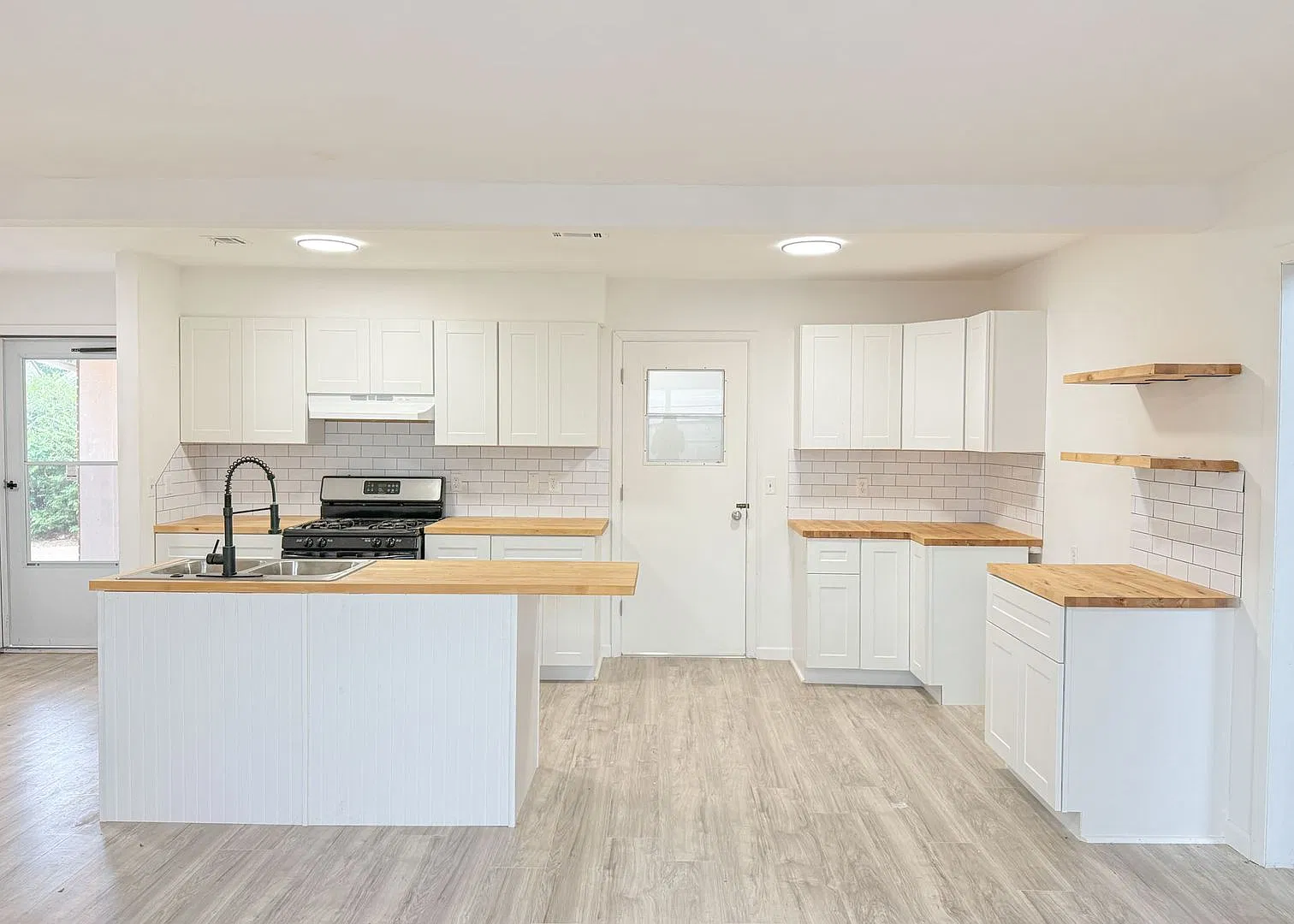 Spacious Multi-Level 4 Bed Home in Edmond! — Photo 1
