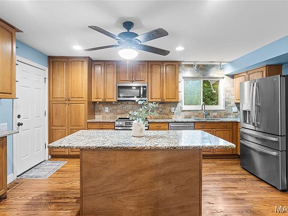 4th image of 70 Glen Cove Dr