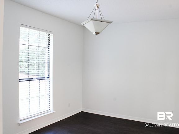 3rd image of 102 Valley Cir