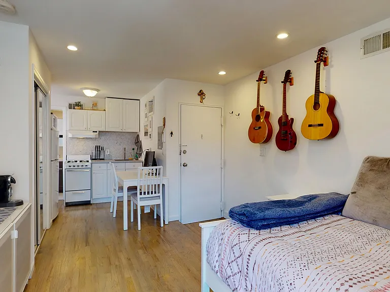 253 3rd St #2B — Photo 3