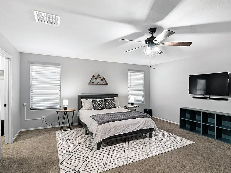 3915 E Liberty Ln — Photo 10