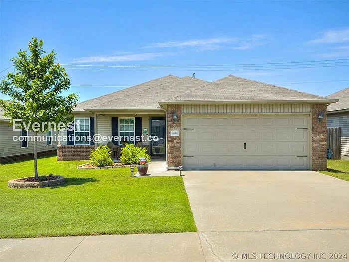 3 bed, 2.0 bath, 1297 sqft, $1,749 — Photo 2