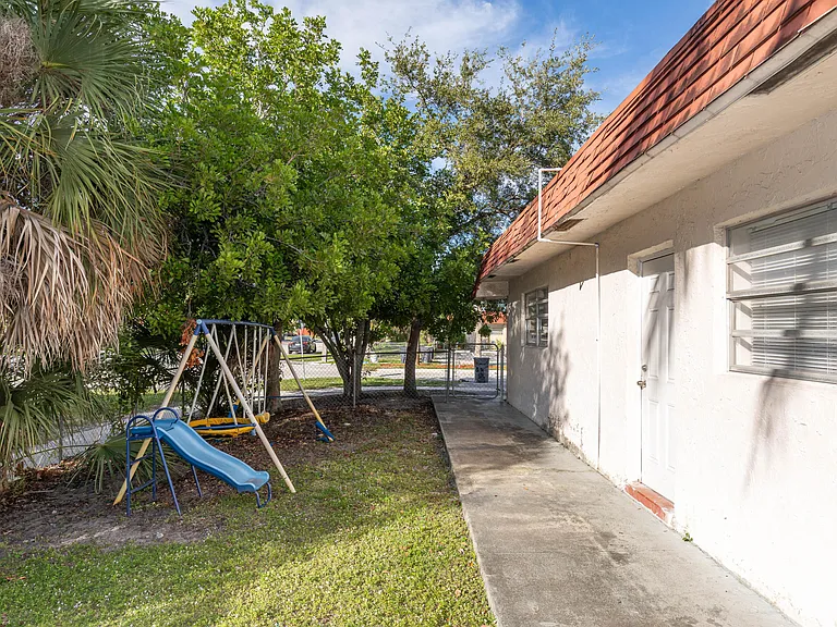 7750 SW 10th Ct #B — Photo 31