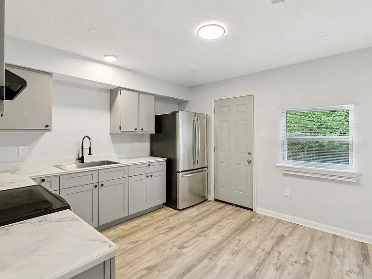 1075 Tallow Tree Ln — Photo 4