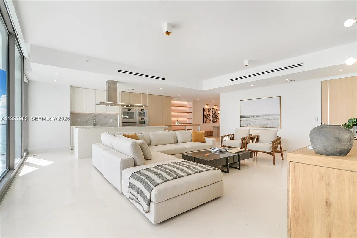 Building Photo - 15701 Collins Ave #2302