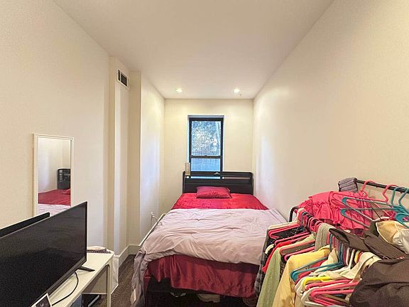 5th image of 1348 Hancock St APT 1R