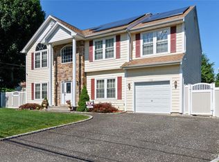 173 N 20th St, Wheatley Heights, NY 11798