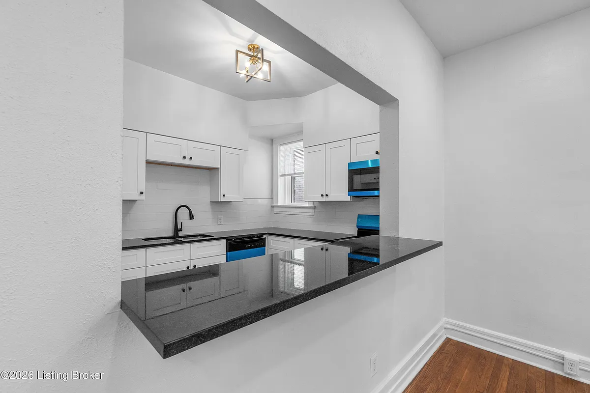 Building Photo - 409 W Gaulbert Ave #201