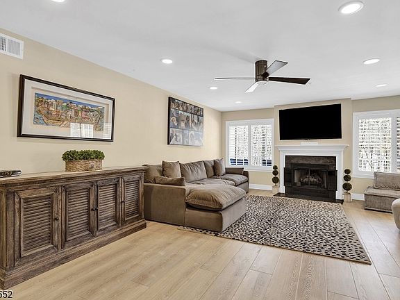 5th image of 105 Riveredge Dr