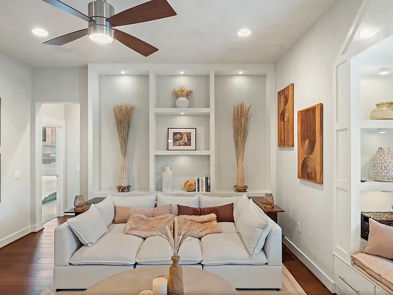 1002 Meriden Ln — Photo 32