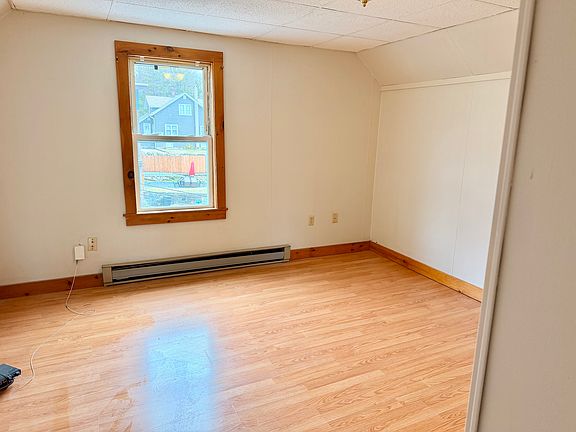 4th image of 30 Rockland St