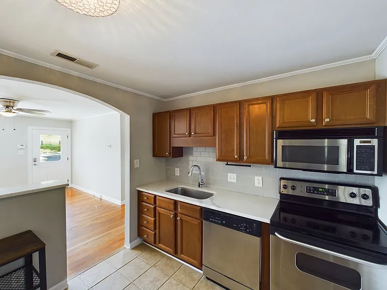 2363 Bernard St — Photo 11