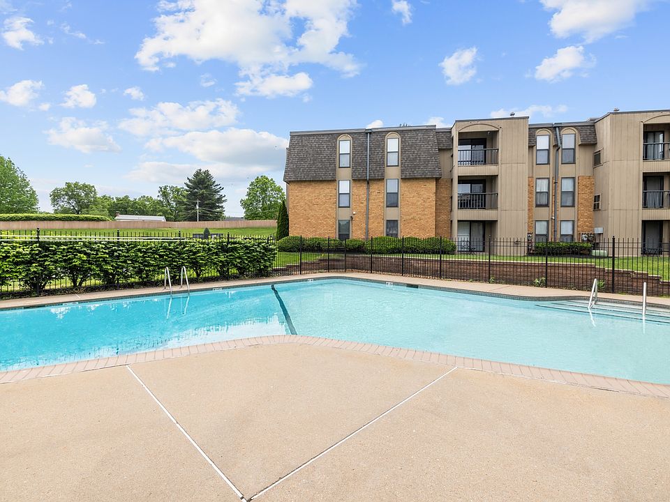 Chesterfield Place Apartments Swimming Pool