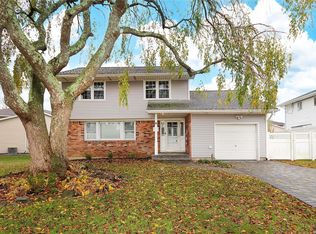 8 Navy Dr, Smithtown, NY 11787