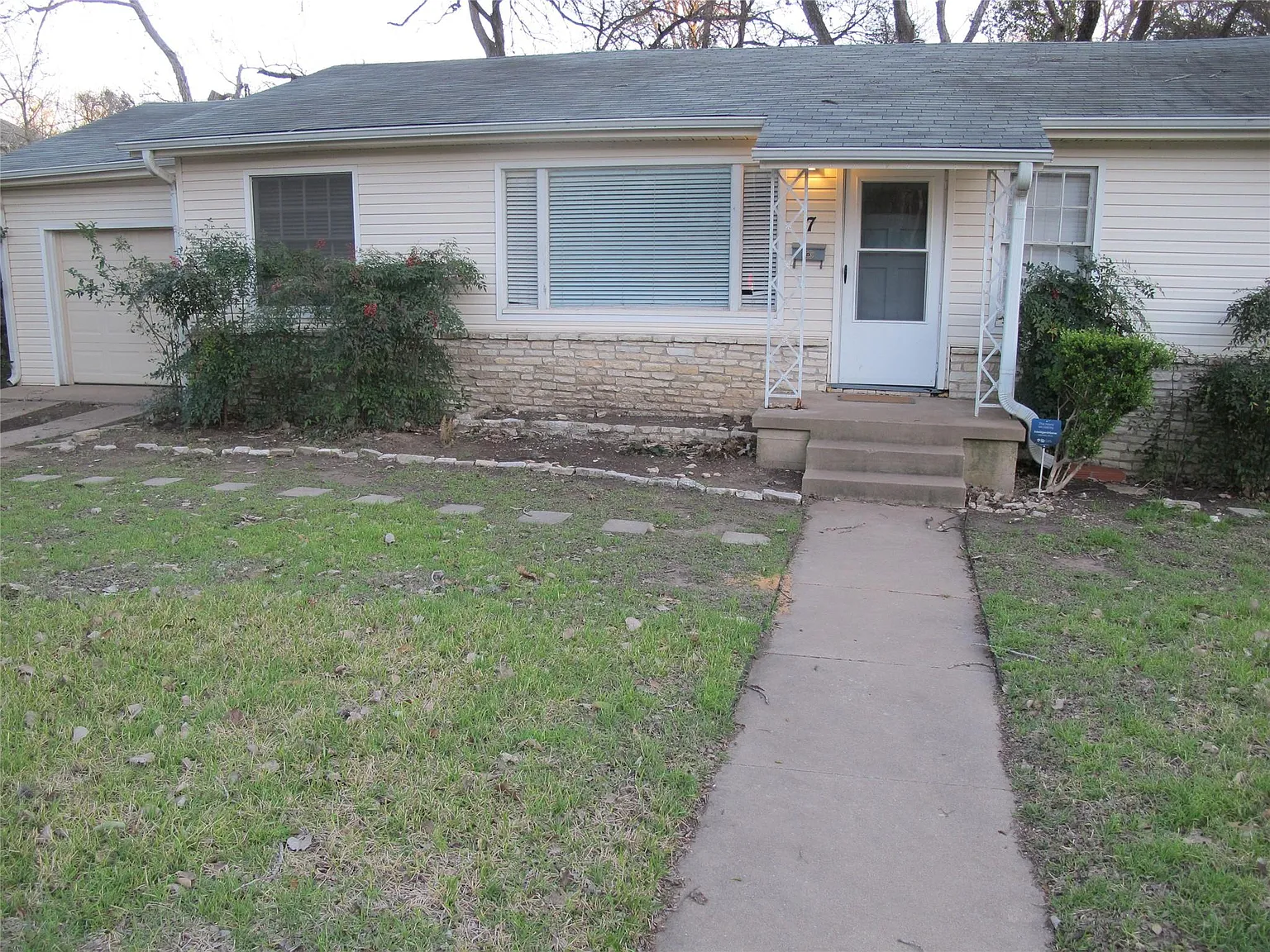 3 bed, 1.0 bath, 1120 sqft, $2,900 — Photo 1
