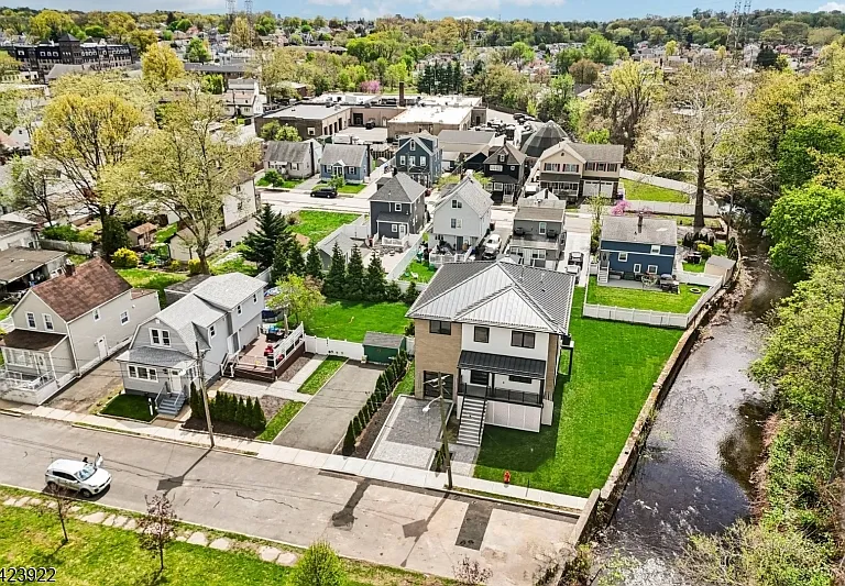 51 Albany Ave — Photo 37