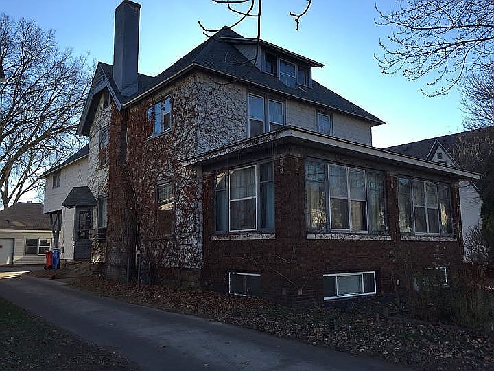 1st image of 725 W Broadway St
