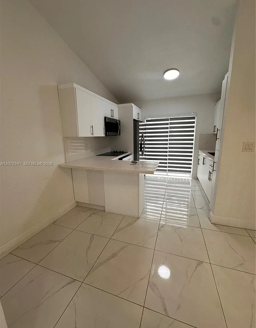 Images Of Kendall Condo — Photo 3