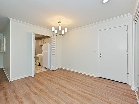 2nd image of 1323 Queens Rd Unit 414