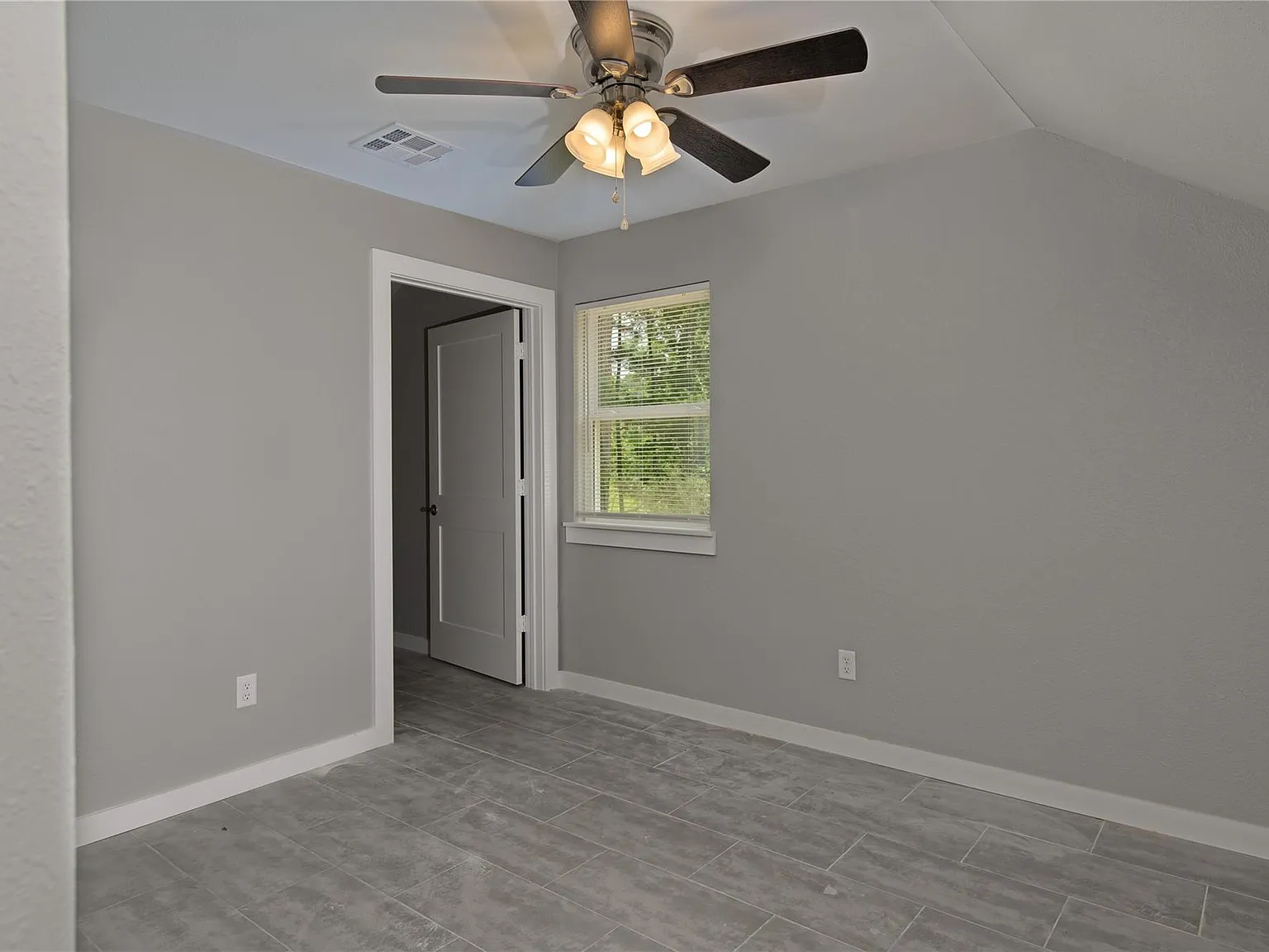 1 bed, 1.0 bath, 490 sqft, $900 — Photo 4