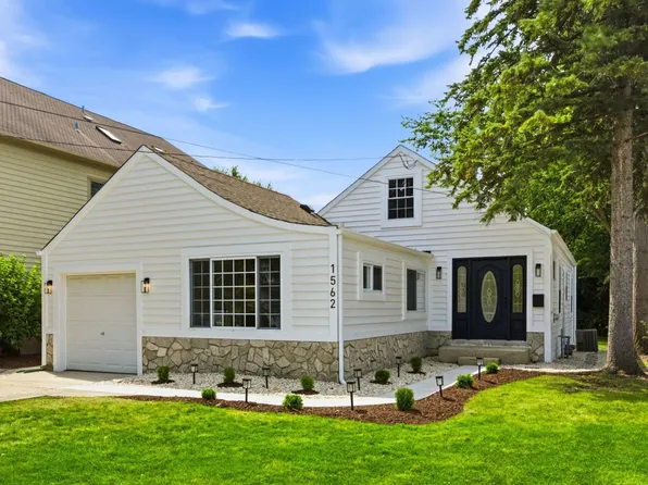 1562 Harding Rd, Northfield, IL 60093
