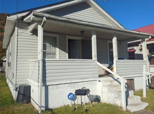 904 3rd Ave, Montgomery, WV 25136