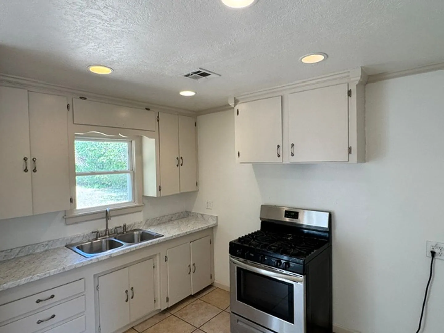 This 2 bedroom 1.5 bath Del city home offers new paint, no carpet for easy living and an updated ... — Photo 4
