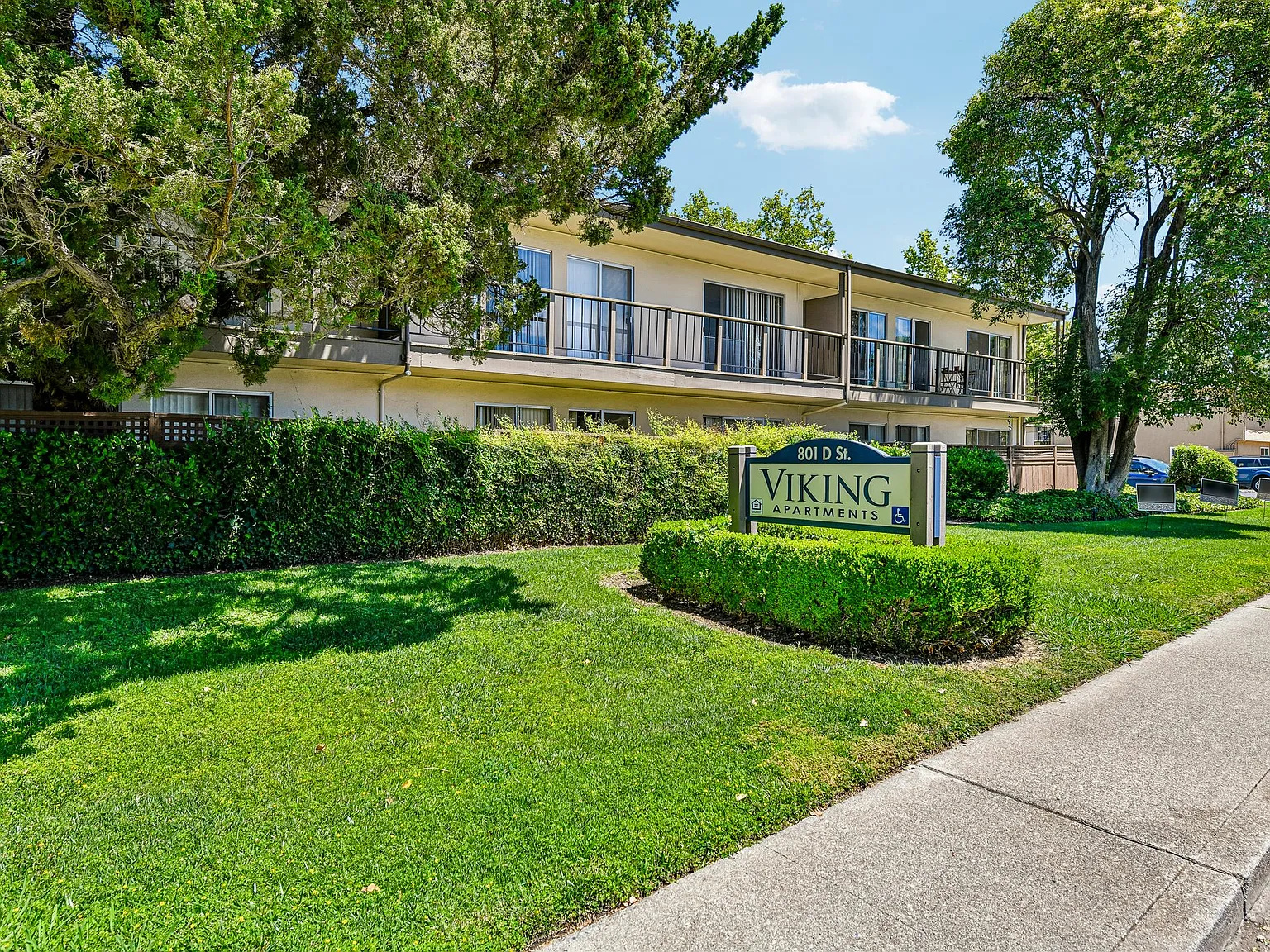 Viking Apartments — Photo 1