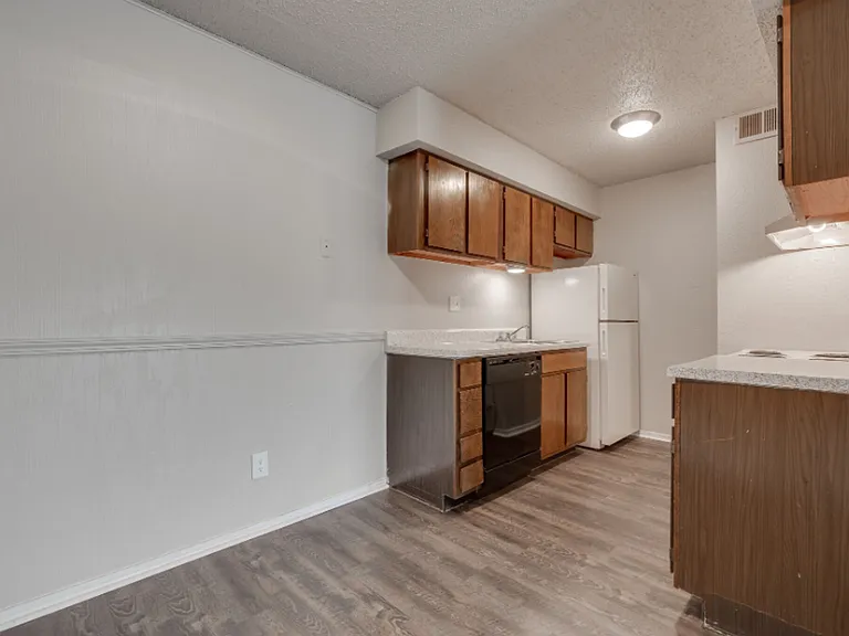 Quail Hollow Apartments — Photo 22