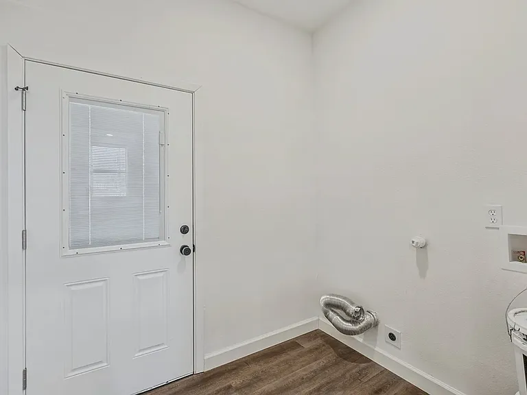 1704 S Jennings Ave — Photo 11