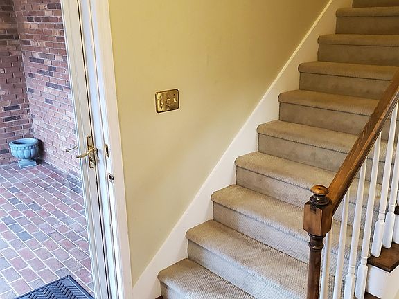 4th image of 52 Somersett Dr