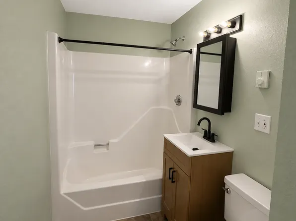 9 Charlton St, Oxford, MA 01540