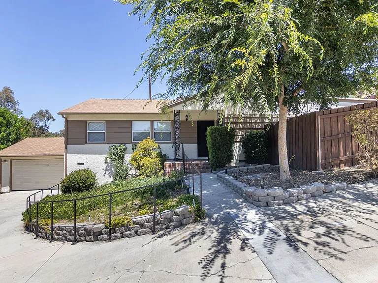 22436 Avenue San Luis — Photo 1
