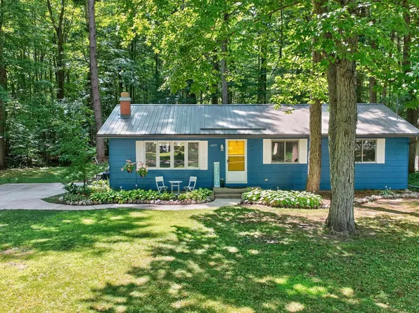 2671 N Peterson Dr, Sanford, MI 48657