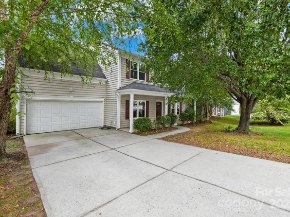 8151 Chatham Oaks Dr, Concord, NC 28027