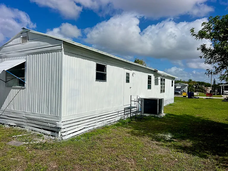 1219 W Hall St — Photo 4