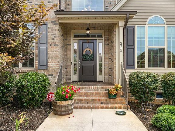 3rd image of 225 Brookfield Dr