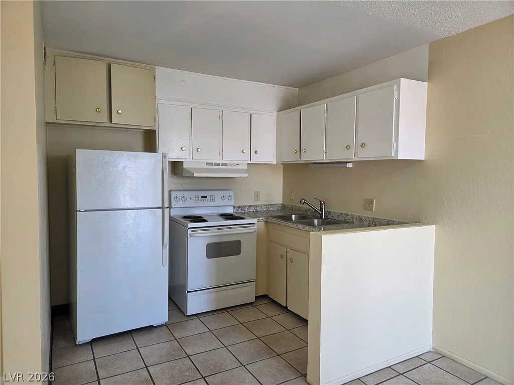2 bed, 1.0 bath, 731 sqft, $795 — Photo 2