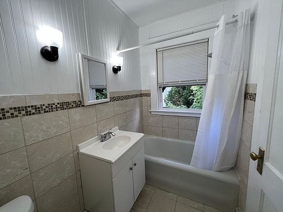 5th image of 739 Whitney Ave #2