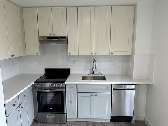3rd image of 125 Bay St APT 3