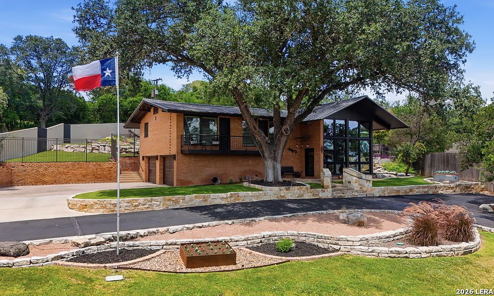 1st image of 307 E WOODLAKE DR