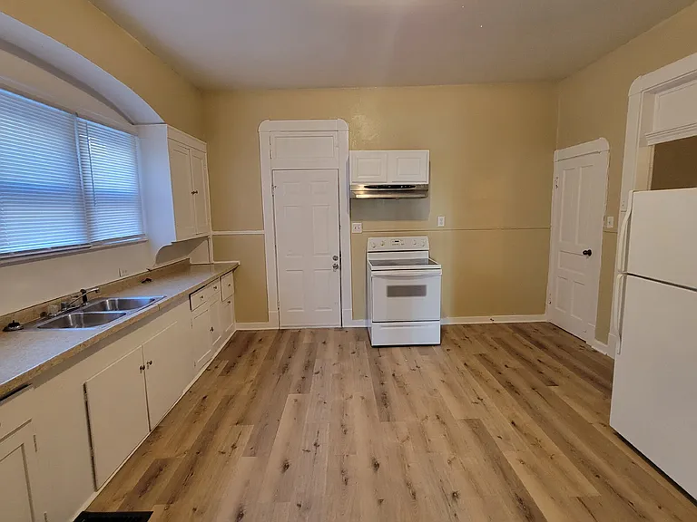 722 Lincoln St — Photo 2