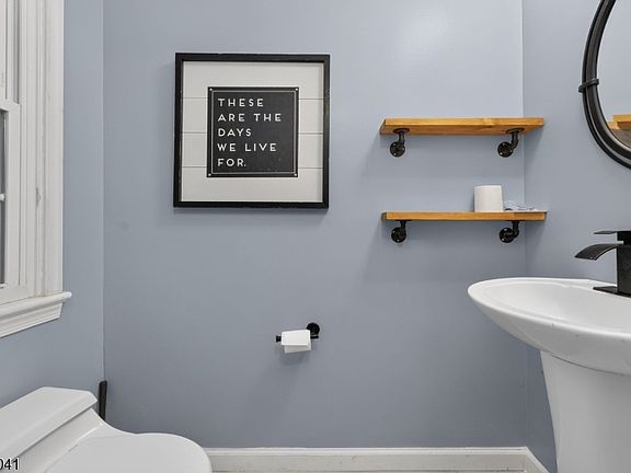 3rd image of 36 Oriole Dr