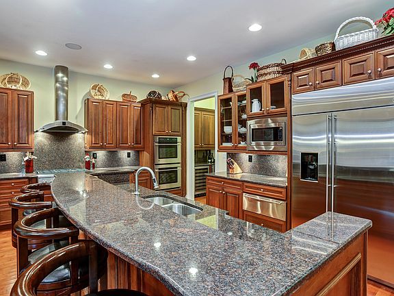 Kitchen w/ Walk-in Pantry