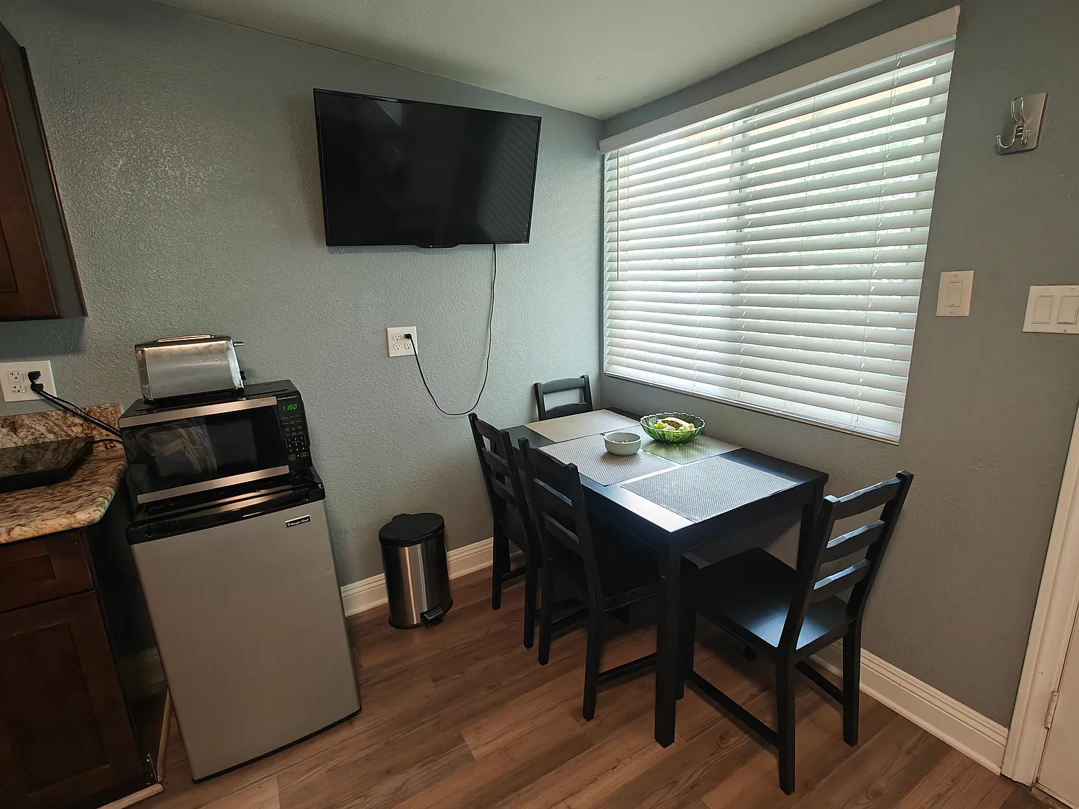 1122 Westwood Dr — Photo 4