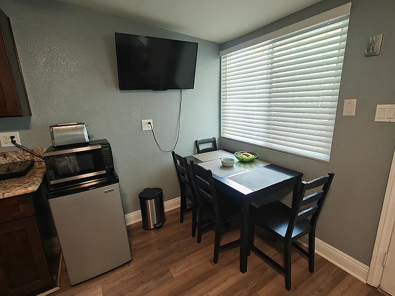 1122 Westwood Dr #4 — Photo 4