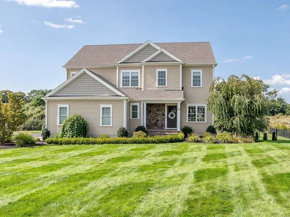 26 McKenzi Ln, Mansfield, MA 02048