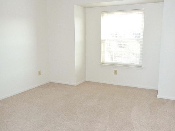 4th image of 31 Martine Ct