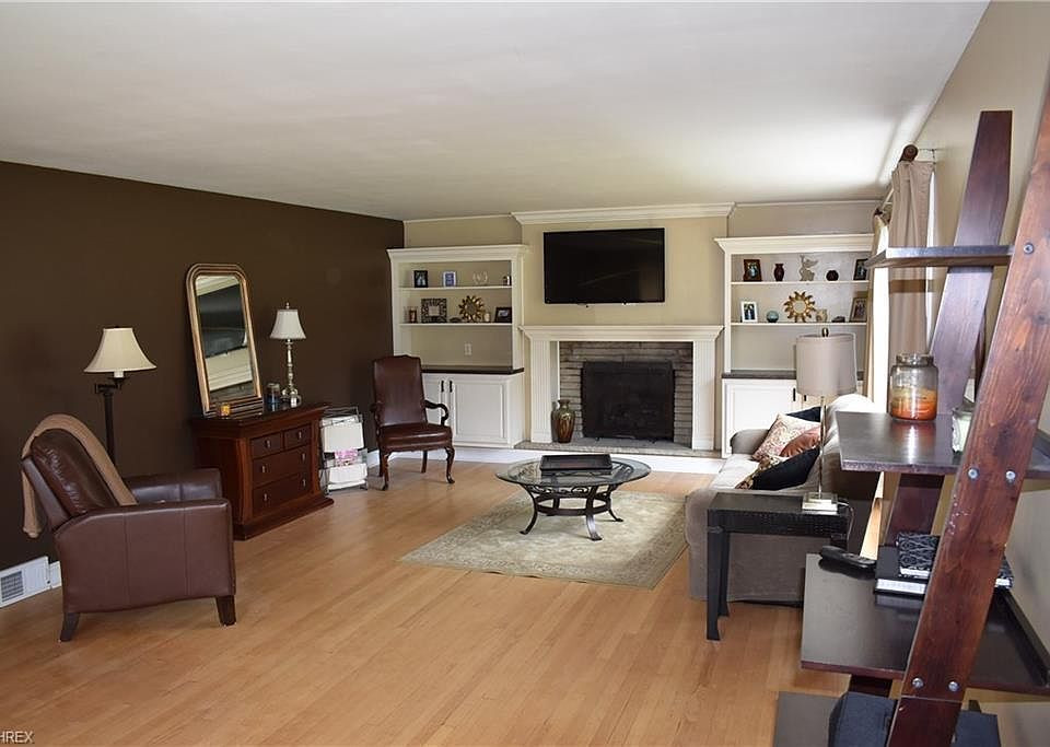 1st image of 802 N Bentley Ave