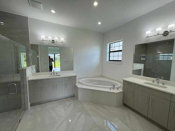 5th image of 3040 Banyan Cay Dr